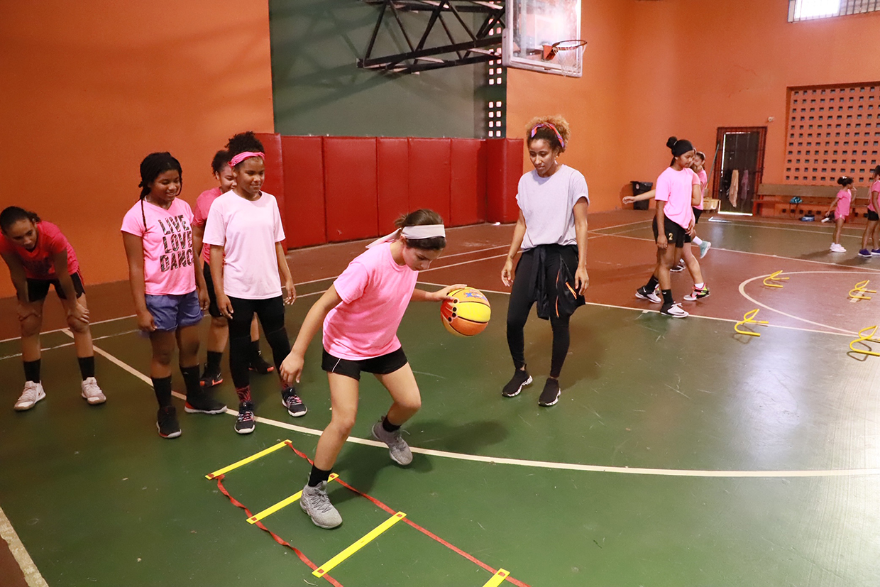 Disfrutan del verano puliendo sus habilidades en el baloncesto – Municipio  de Carolina